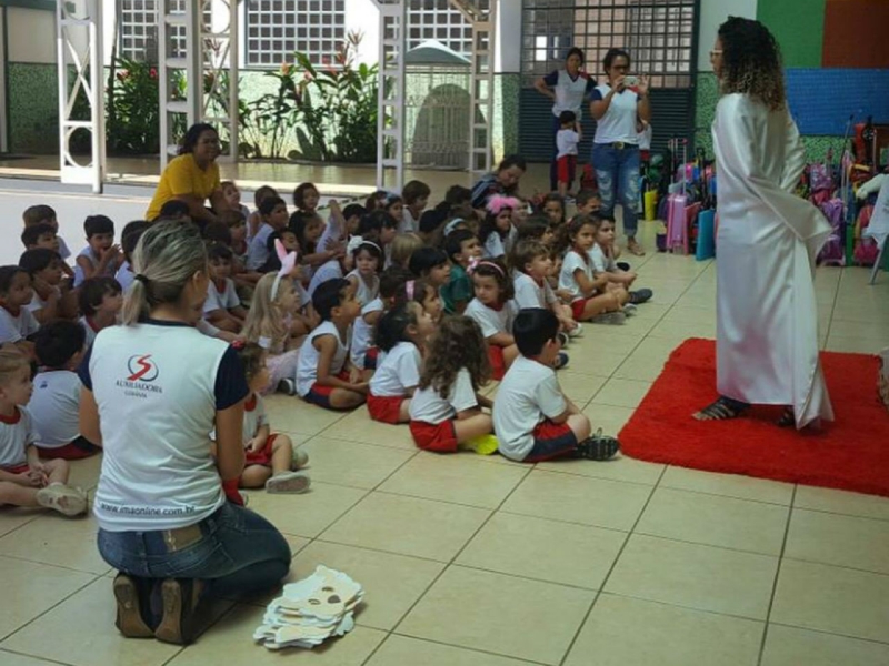 As crianças ouviram essa linda história de HUMILDADE e AMOR com atenção e admiração