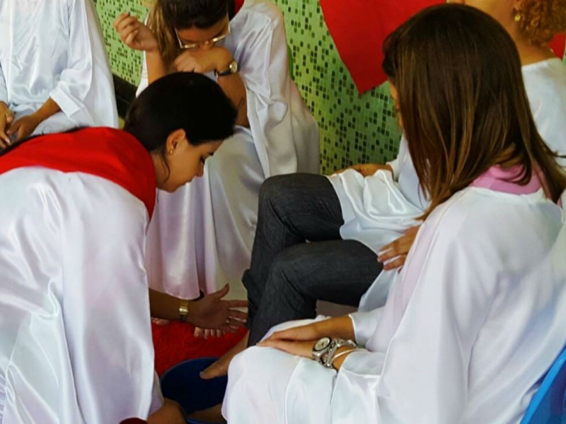 Jesus pegou uma toalha e uma bacia de água e começou a lavar os pés, um por um.
