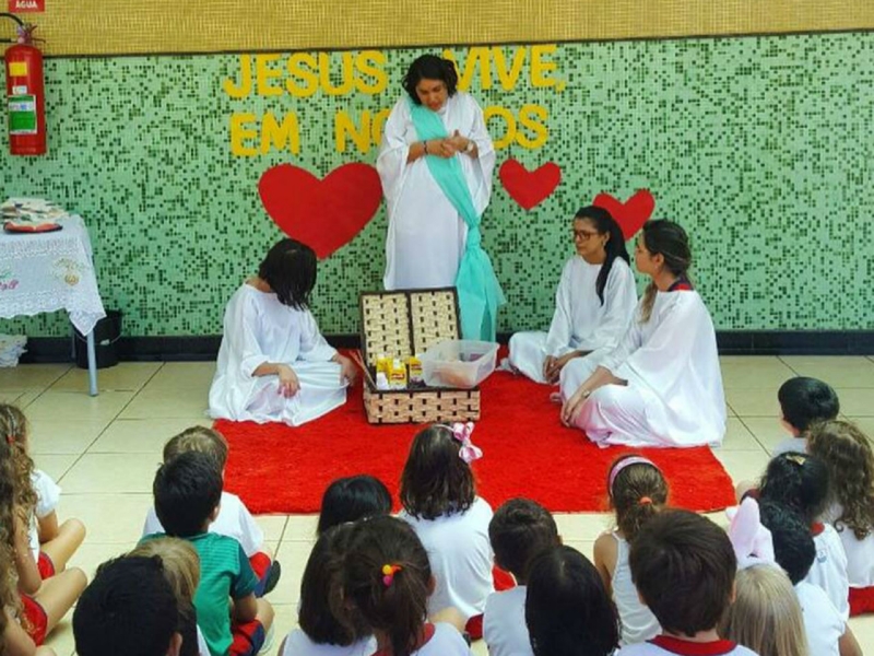 Ele mostrou como devemos estar dispostos a servir uns aos outros.